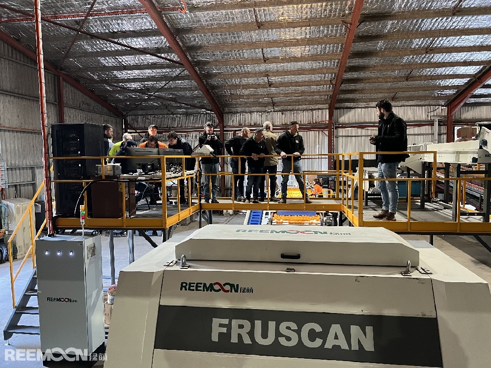 日前，應(yīng)用于Clear Lake Citrus的新型Fruscan 7四通道分選機(jī)在澳大利亞格里菲斯的綠萌展示活動(dòng)中驚艷亮相。該設(shè)備是目前綠萌在澳大利亞所安裝的最新也是最大的設(shè)備。綠萌新型Fruscan 7四通道分選機(jī)展示活動(dòng)現(xiàn)場來自澳大利亞各地的種植者和包裝廠商來到這家柑橘包裝廠參觀了這臺(tái)配備了Fruscan 7系統(tǒng)（綠萌的最新瑕疵分選技術(shù)