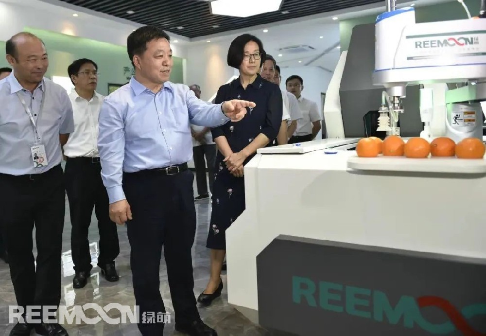 9月29日下午，江西省省長葉建春蒞臨綠萌公司調(diào)研指導工作，省委副書記、贛州市委書記吳忠瓊陪同調(diào)研。中科微至董事長、中科院微電子所智能制造中心主任李功燕，江西綠萌公司董事長朱壹向省長一行作了詳細匯報。葉建春省長深入了解綠萌公司創(chuàng)立發(fā)展歷程、核心技術(shù)研發(fā)及全球市場布局等情況。在得知綠萌果蔬分揀裝備出口近30個
